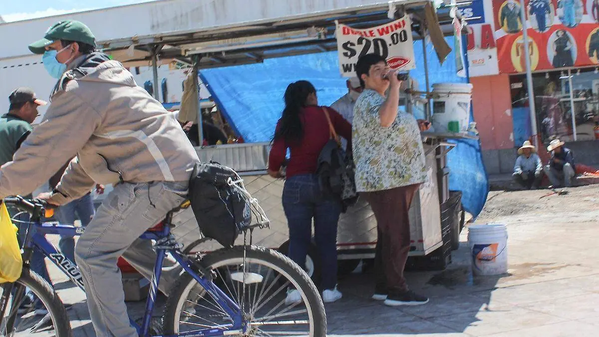 Personas en el centro, comida callejera, obesidad